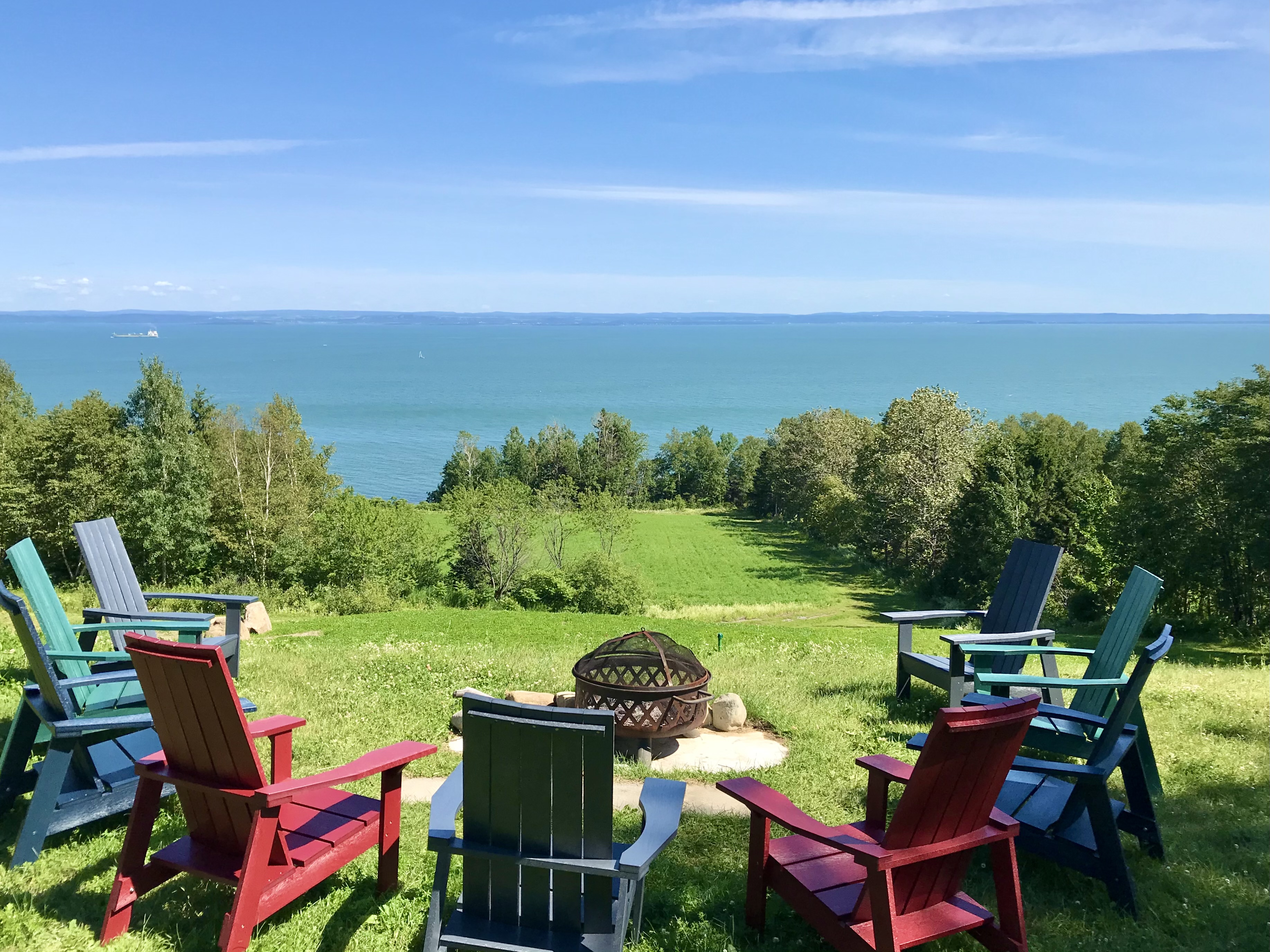 Chaises Adirondack et foyer face au fleuve